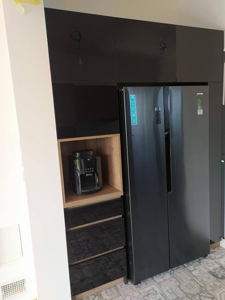 Offene Kaffeenische in Eichenoptik neben dem Kühlschrank