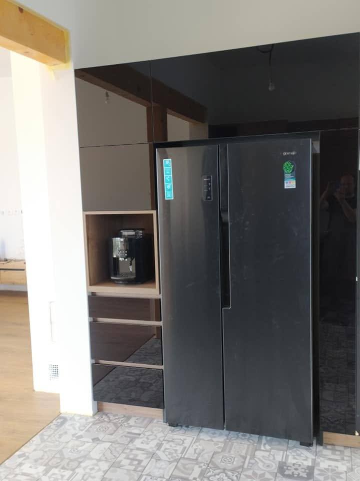 Schwarze Hochkästen mit Side-by-Side-Kühlschrank und Eichennische
