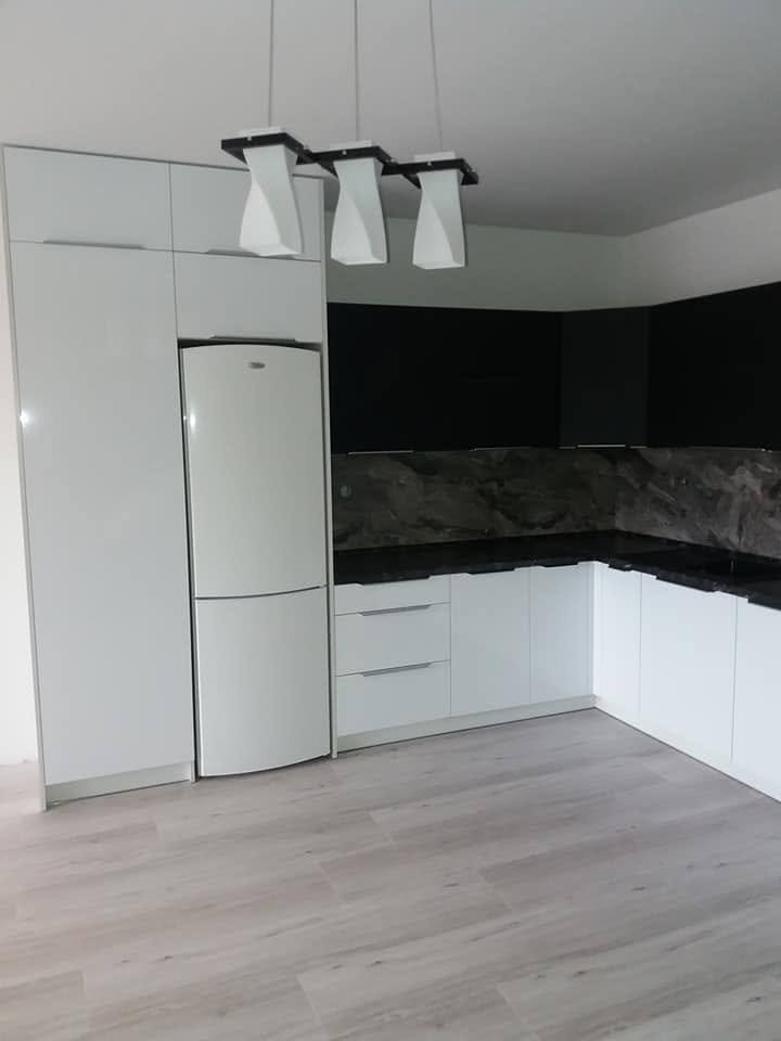 Weiße Hochkästen mit Kühlschrank und schwarze Oberkästen