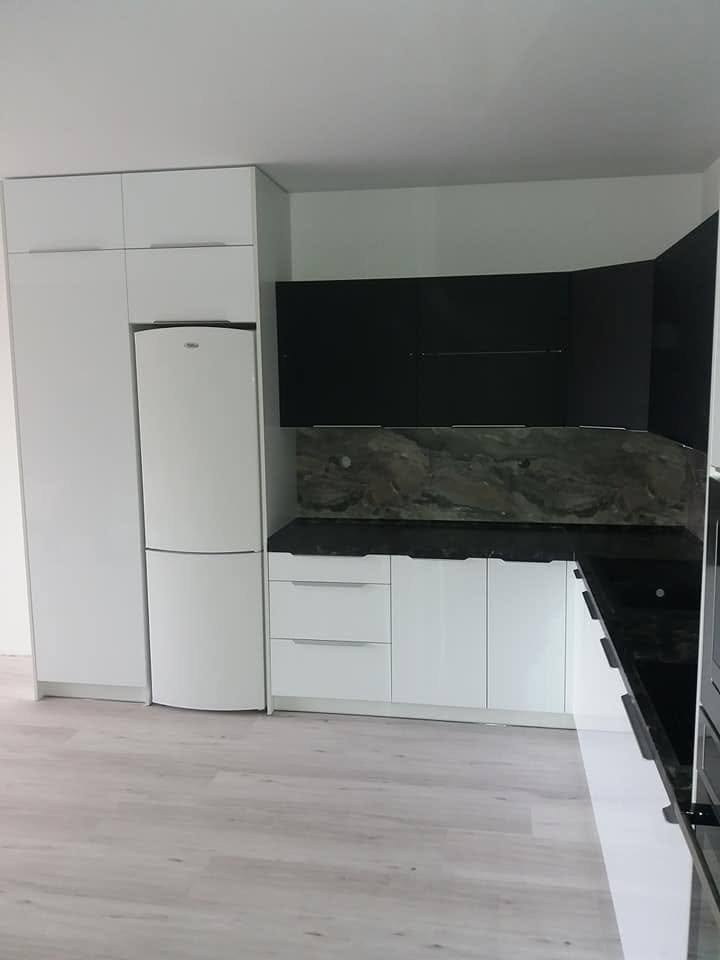Kuchyňa v tvare L s obkladom v dekore mramoru a čiernou doskou