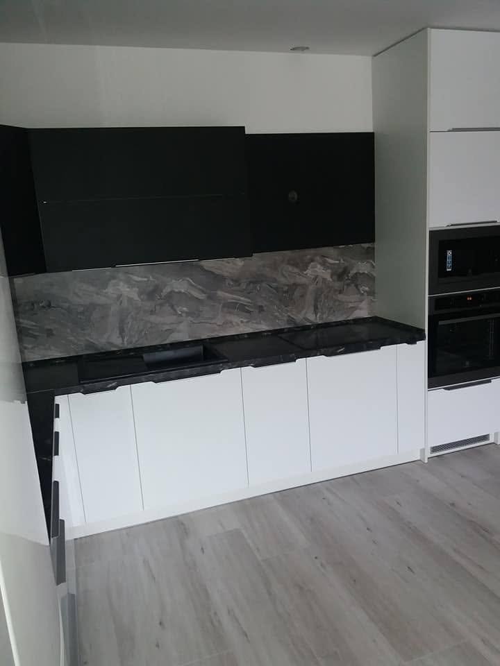 Weiße Unter- und schwarze Oberkästen mit Rückwand in Marmoroptik