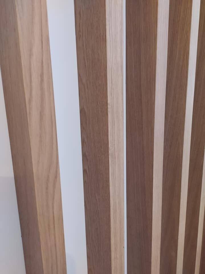 Detail der Eichenlamellen der Wandverkleidung