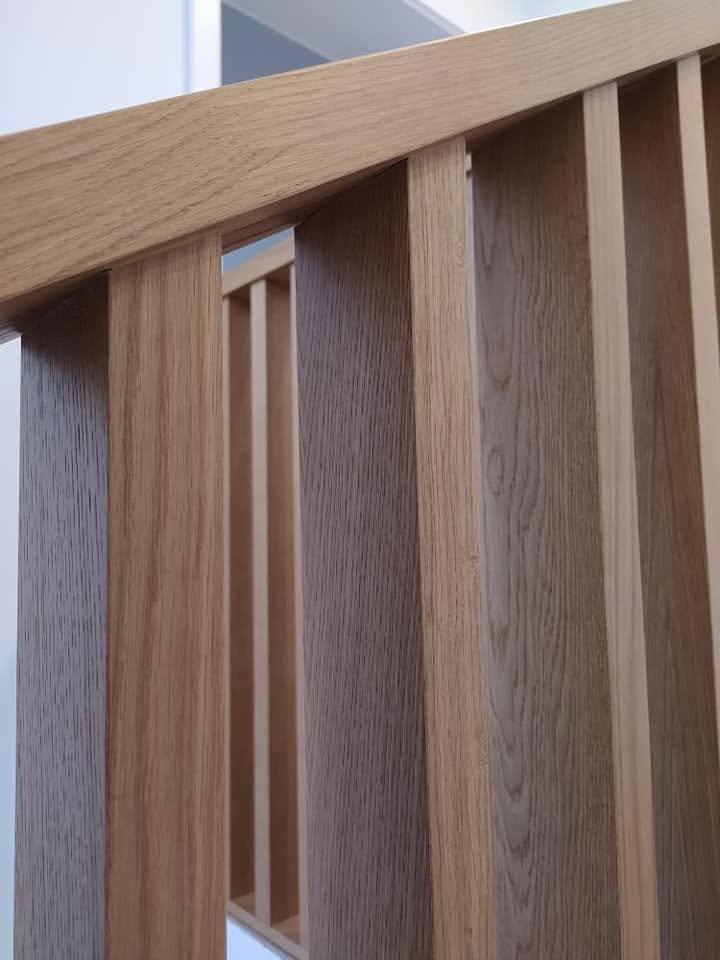 Detail der Eichenlamellen an der Wand