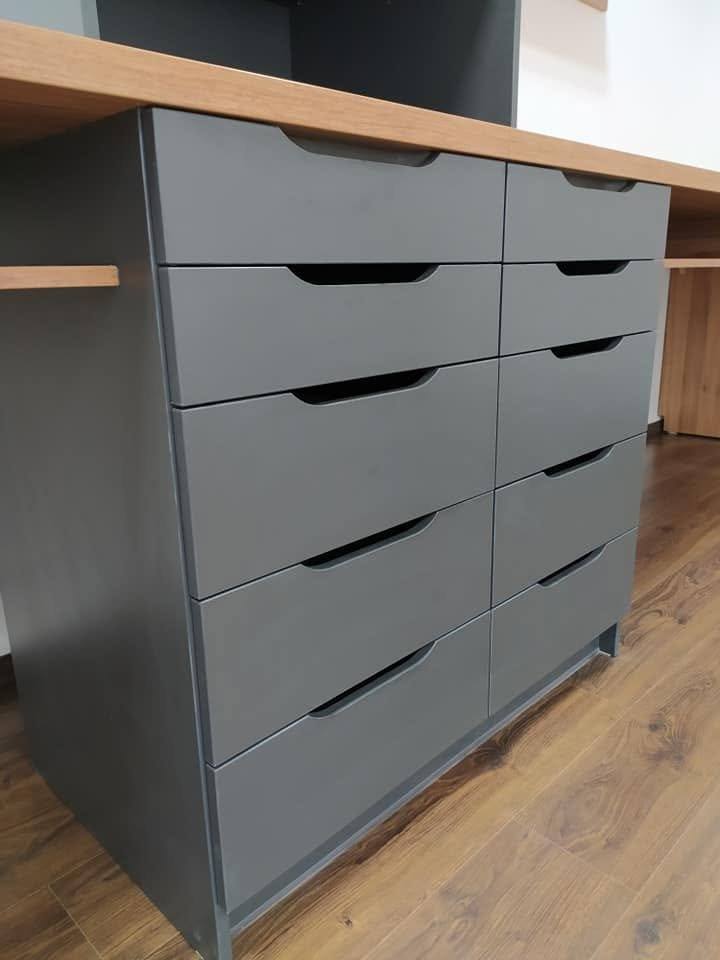 Detail des anthrazitfarbenen Schubladencontainers mit Griffleisten-Fräsung