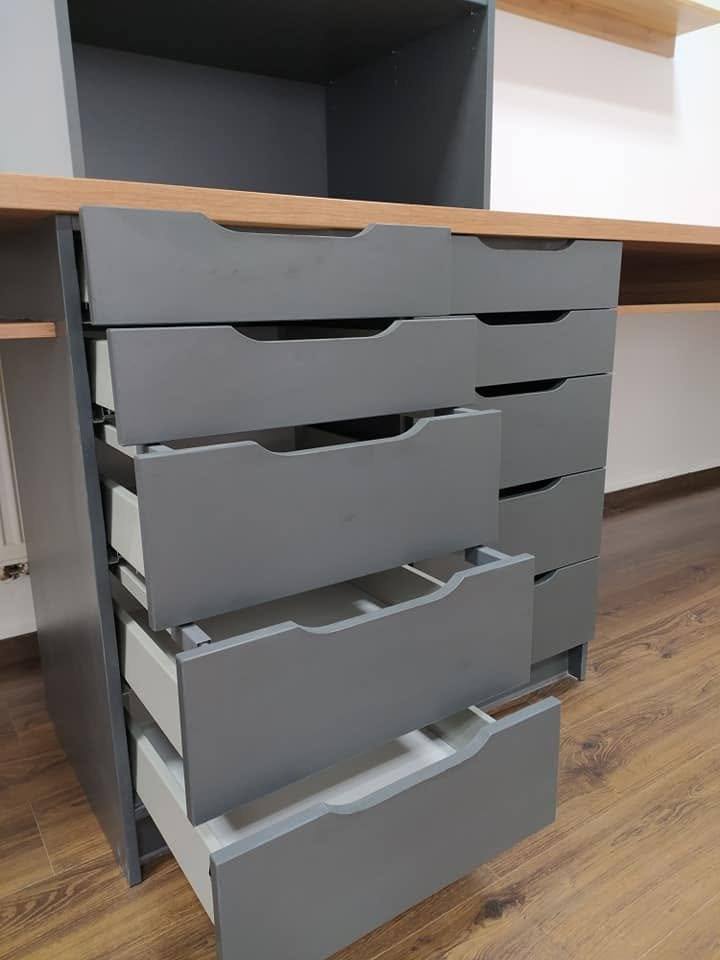 Geöffnete anthrazitfarbene Laden unter der Arbeitsplatte in Nussbaumoptik