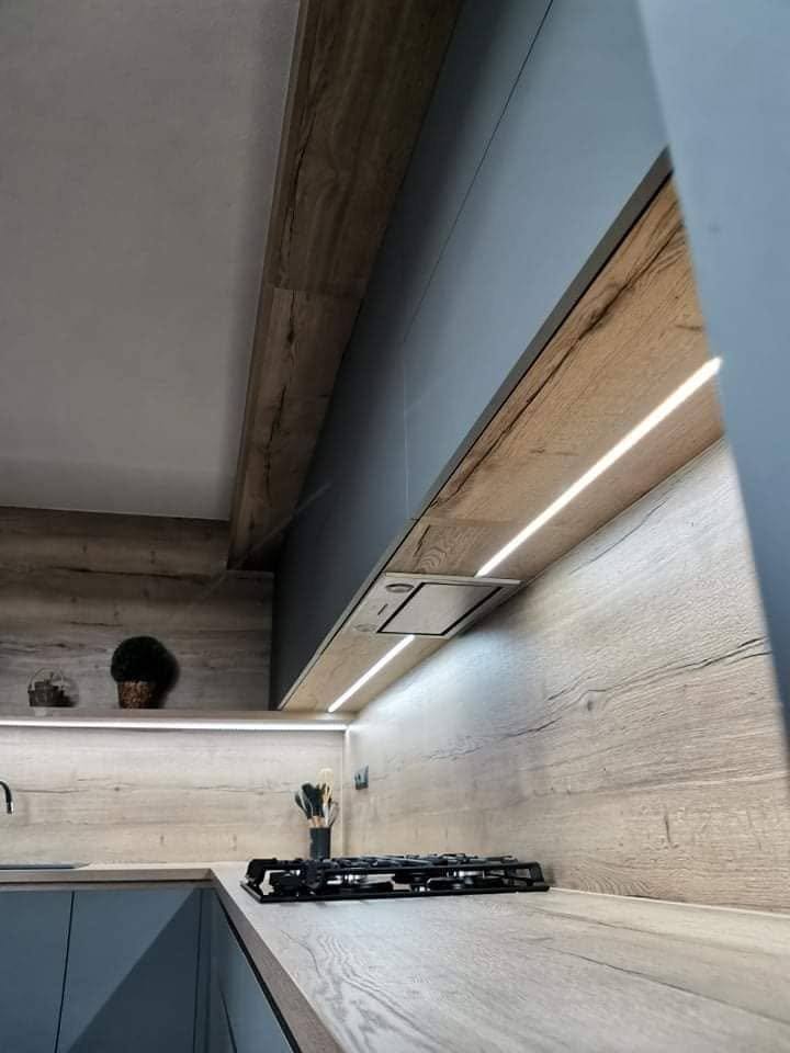 Blick auf den beleuchteten Eichenspiegel hinter der Anthrazit-Zeile.