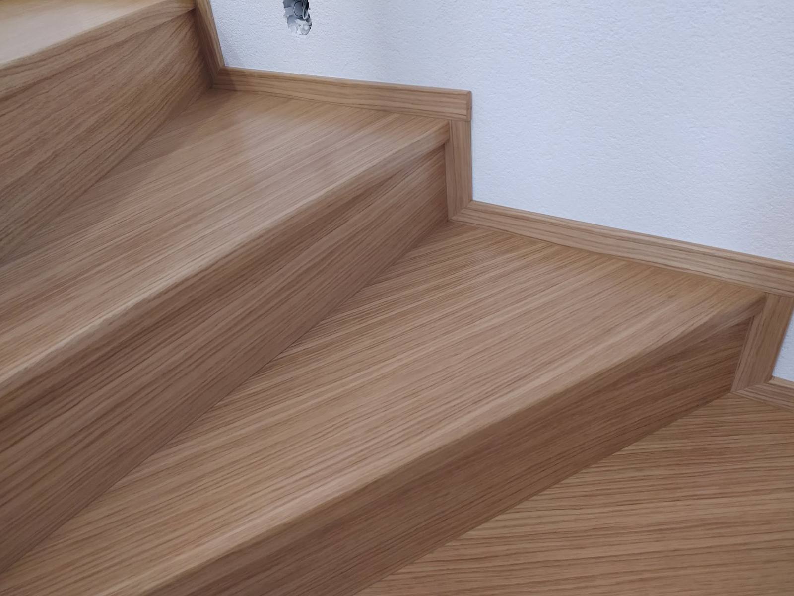 Detail von Tritt- und Setzstufe aus Eiche mit Sockelleiste