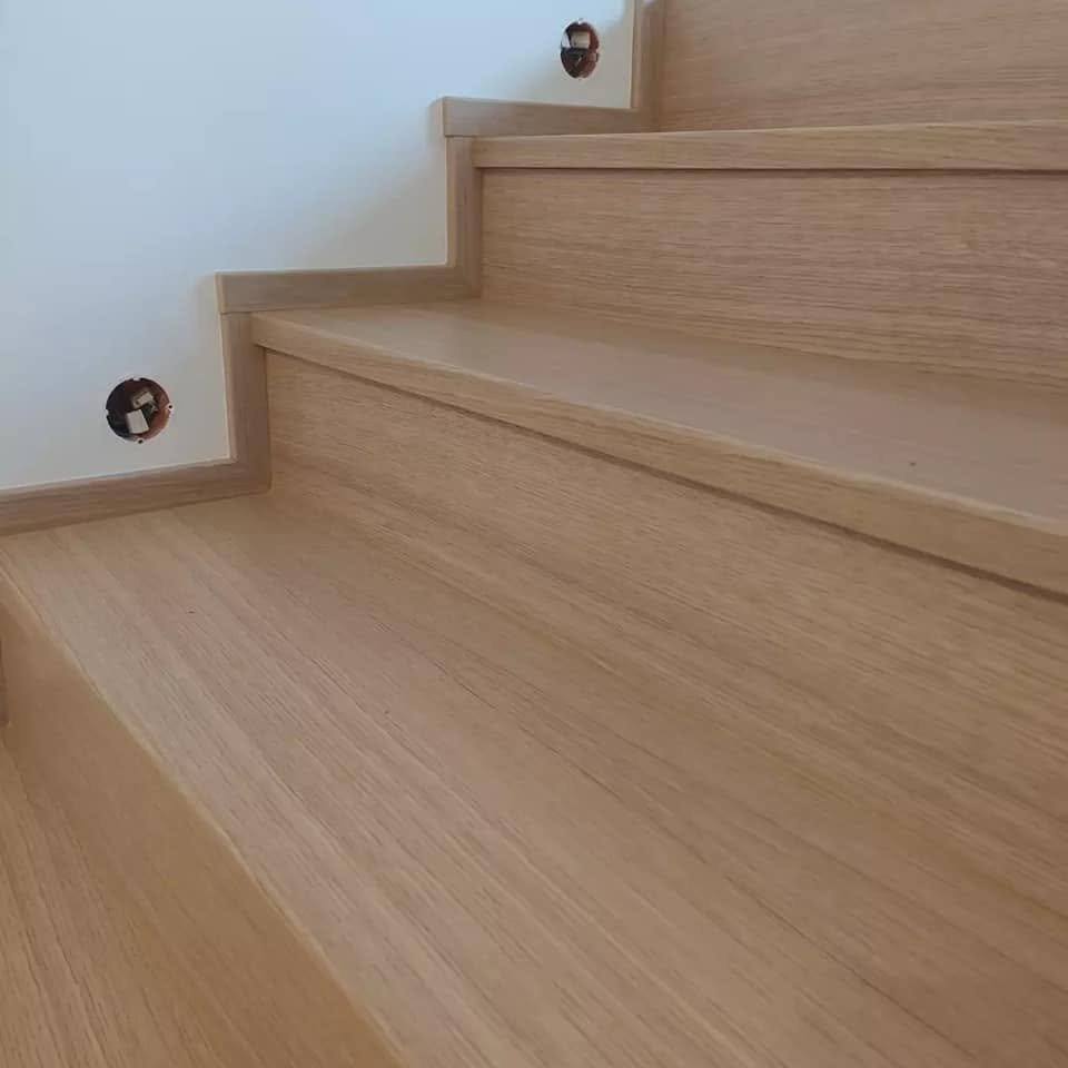 Helle Eichenverkleidung der Stufen mit Sockelleiste an der Wand