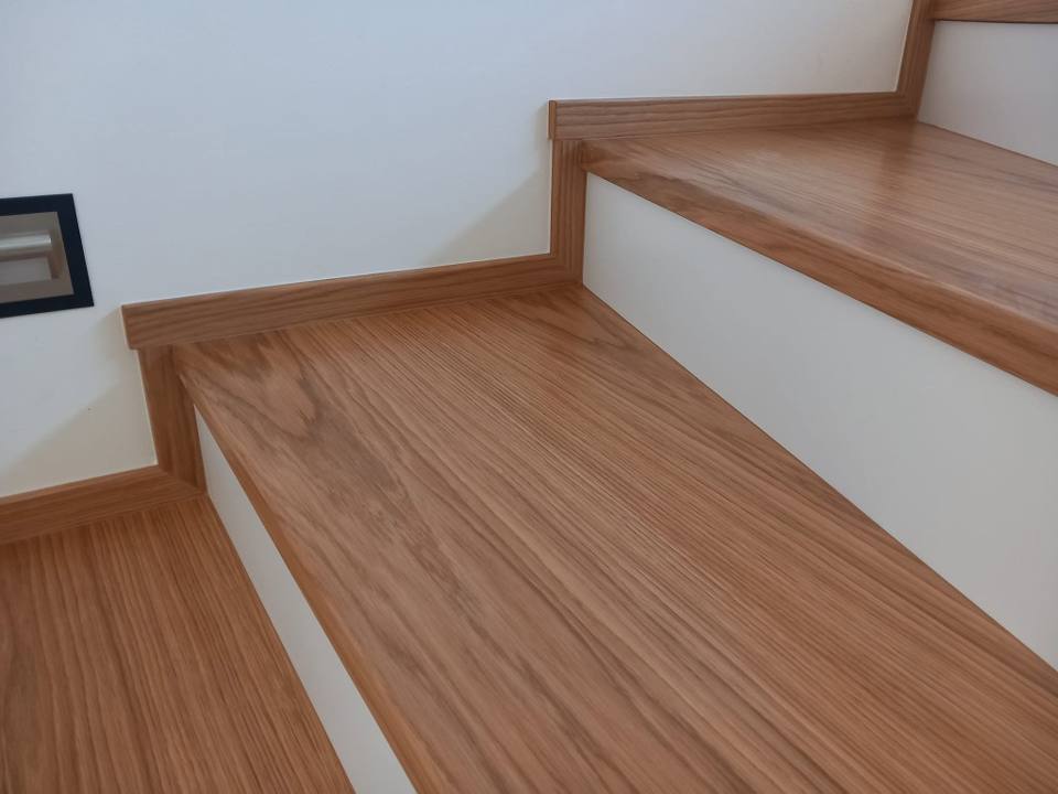 Detail der Antrittsstufe aus Eiche mit weißer Setzstufe