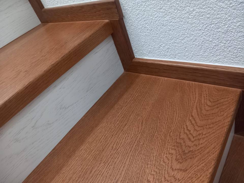 Detail der geölten Eichenstufe mit kräftiger Maserung