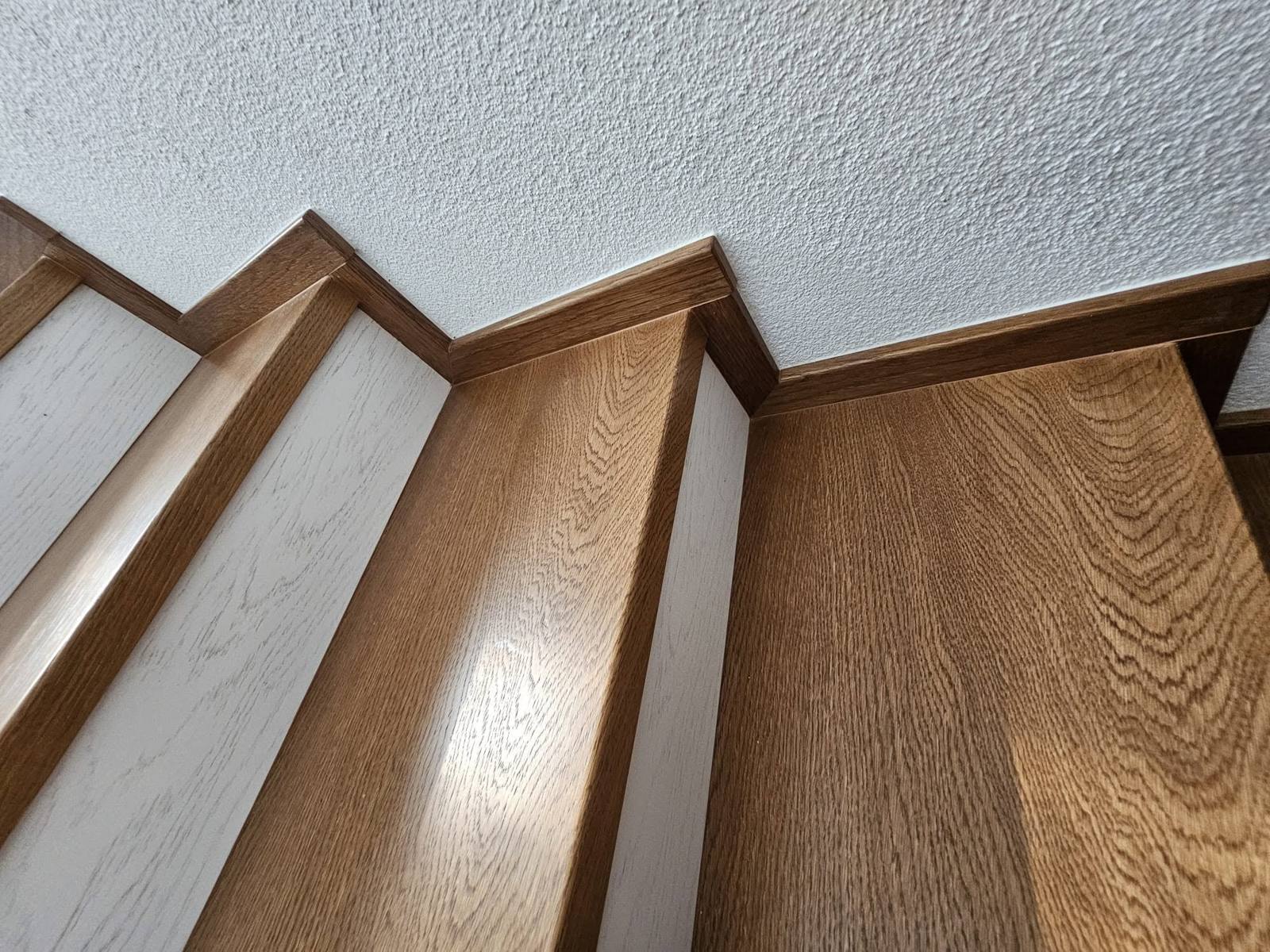 Eichenverkleidung der Stiege mit Setzstufen an der Wand