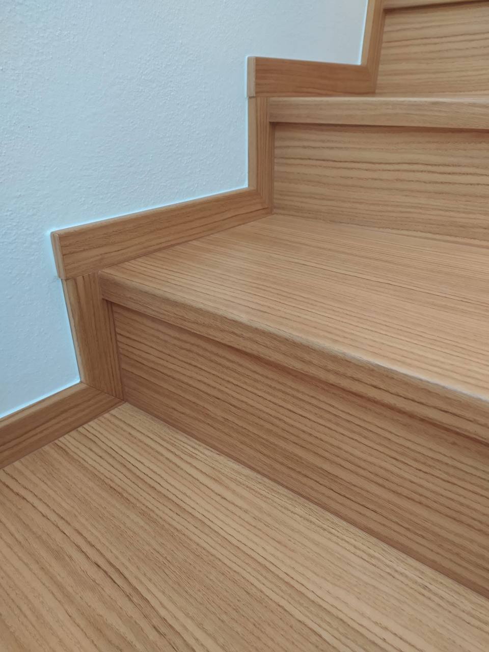 Detail der Eichenverkleidung von Stufen und Setzstufen