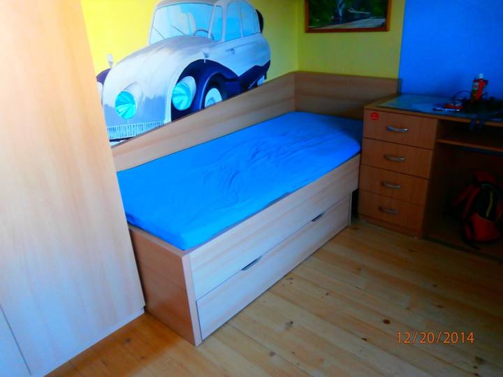 Kinderbett mit Zustellbett und Schreibtisch im blauen Zimmer