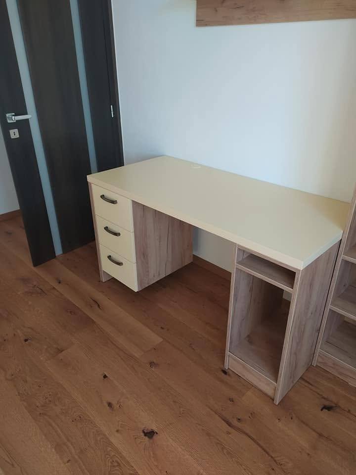 Cremefarbener Schreibtisch mit Laden und offenem Fach
