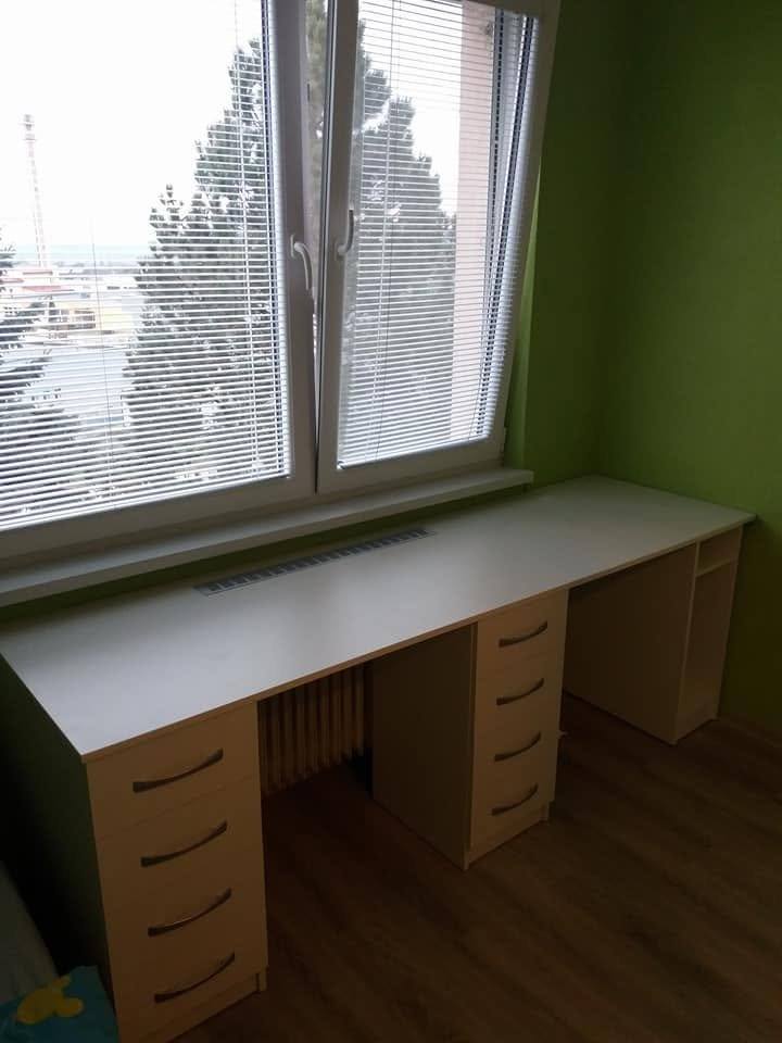 Langer weißer Schreibtisch mit Laden unter dem Fenster