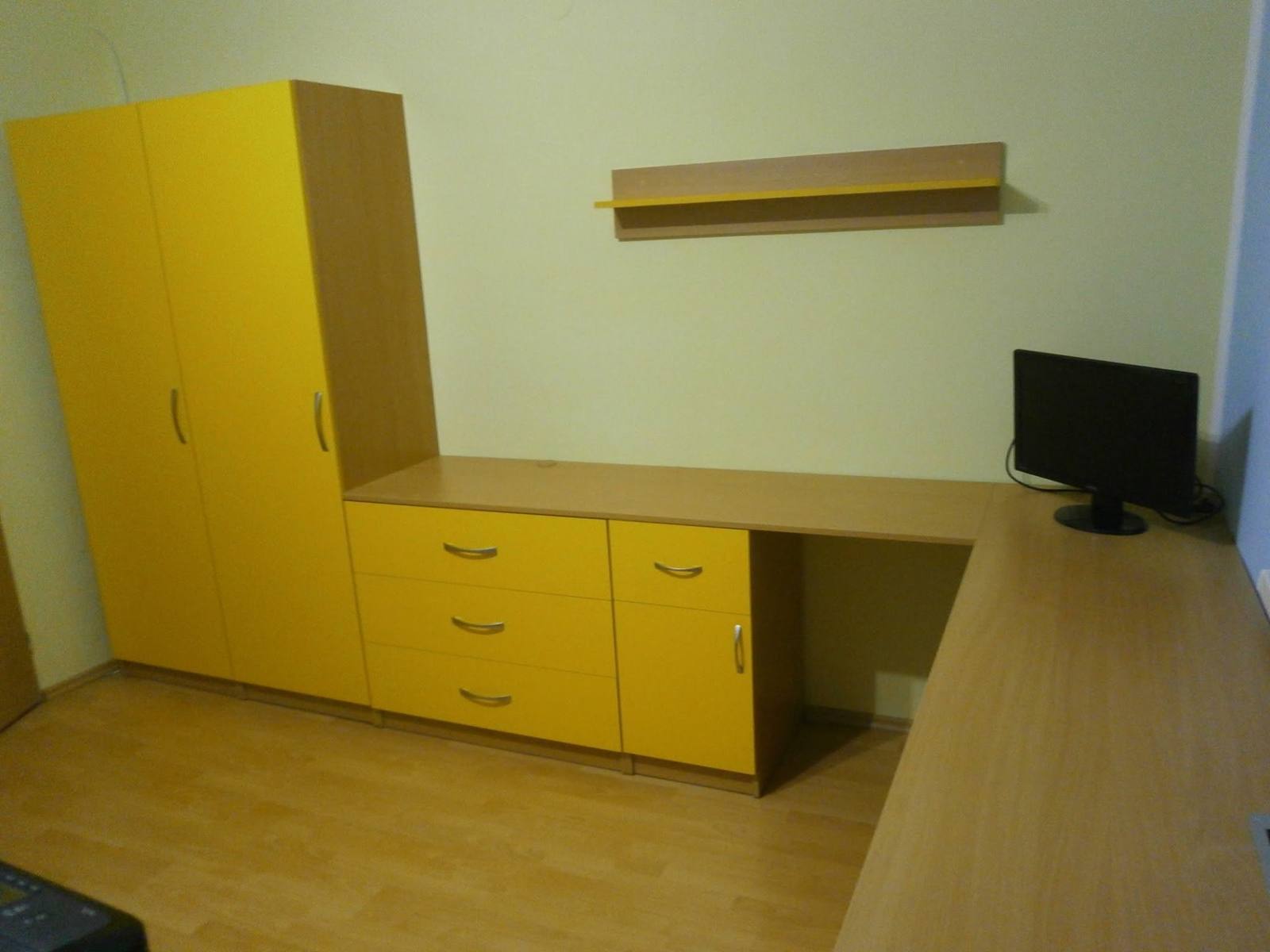 Niedriger Schubladenschrank mit Wandboard im Kinderzimmer