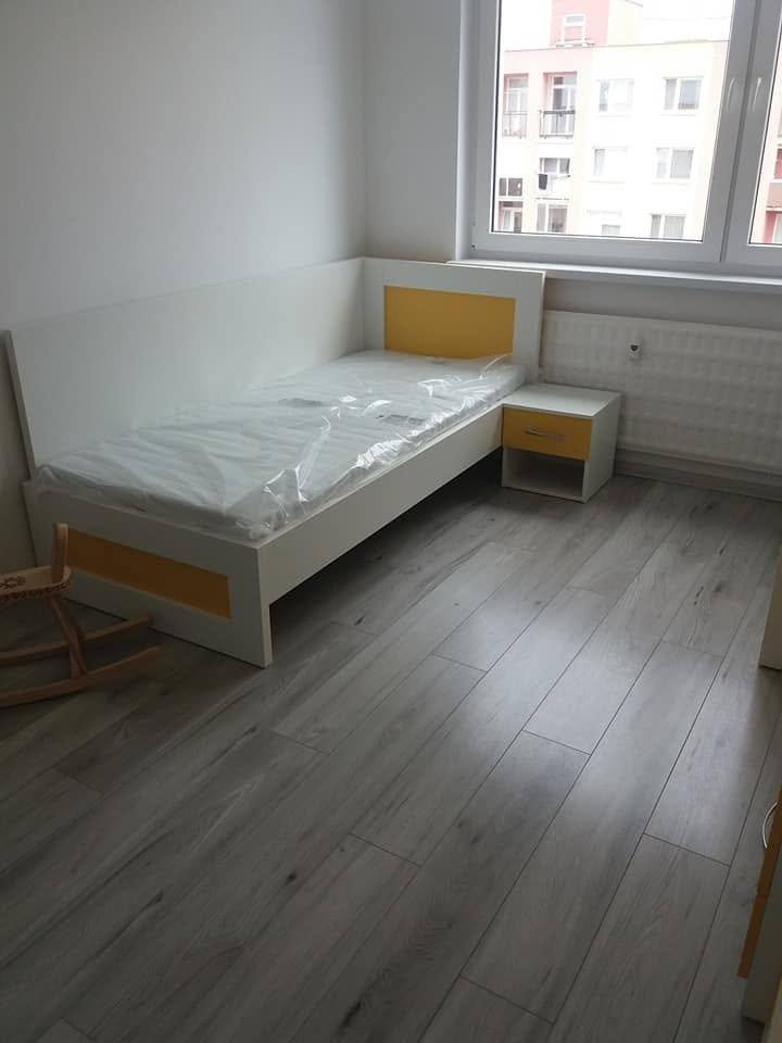 Schlichtes Bett im hellen Kinderzimmer
