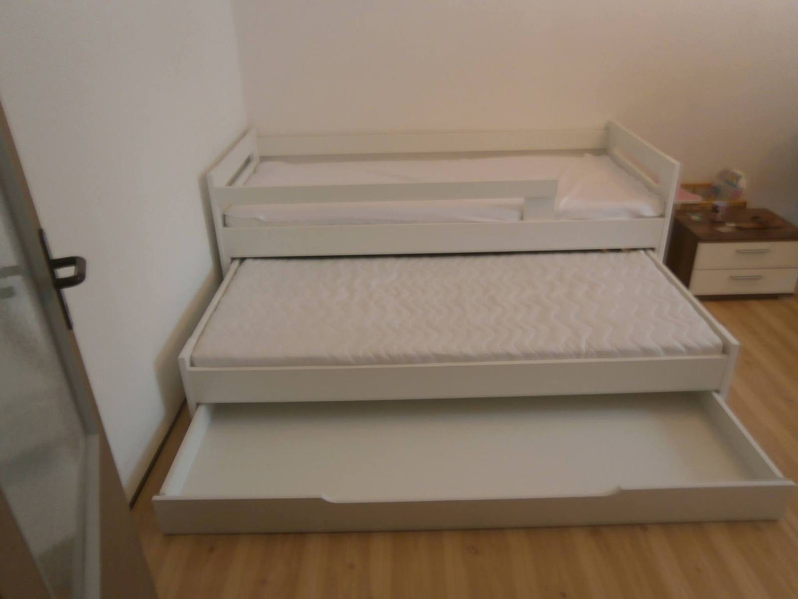 Detail krémovej postele so zasunutou prístelkou