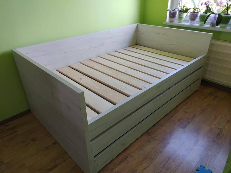 Kinderbett mit eingeschobenem Zusatzbett und Lattenrost