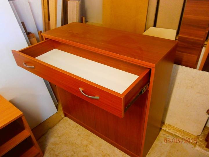 Schrank im Kirschbaumdekor mit offener Lade in der Werkstatt