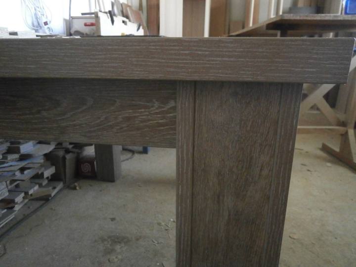 Detail der Tischecke im dunklen Eichendekor in der Werkstatt