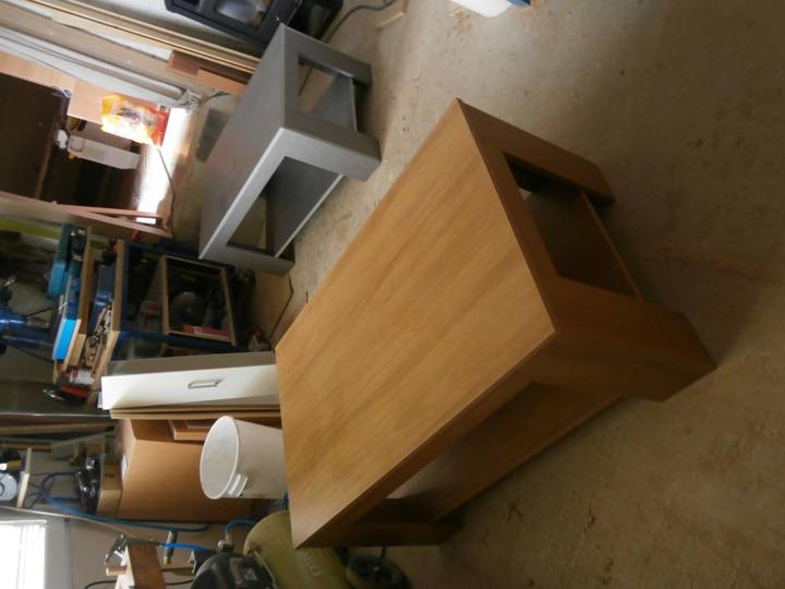 Couchtisch auf dem Kopf stehend im Durcheinander der Werkstatt