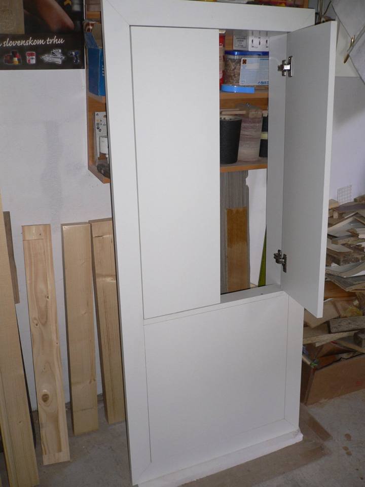 Weißer Schrank mit Rahmentüren in der Werkstatt vor Montage