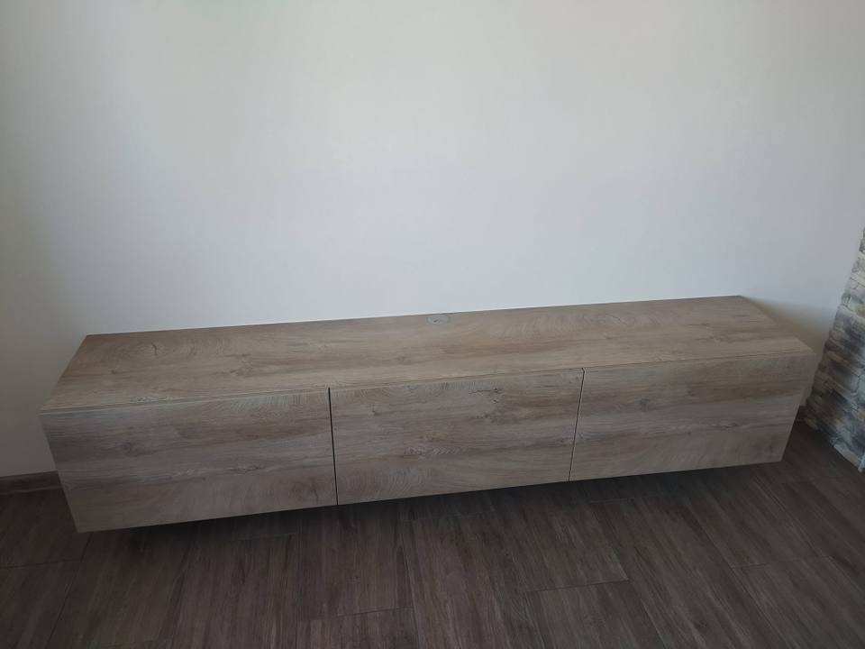 Lange schwebende TV-Kommode in Eichenoptik