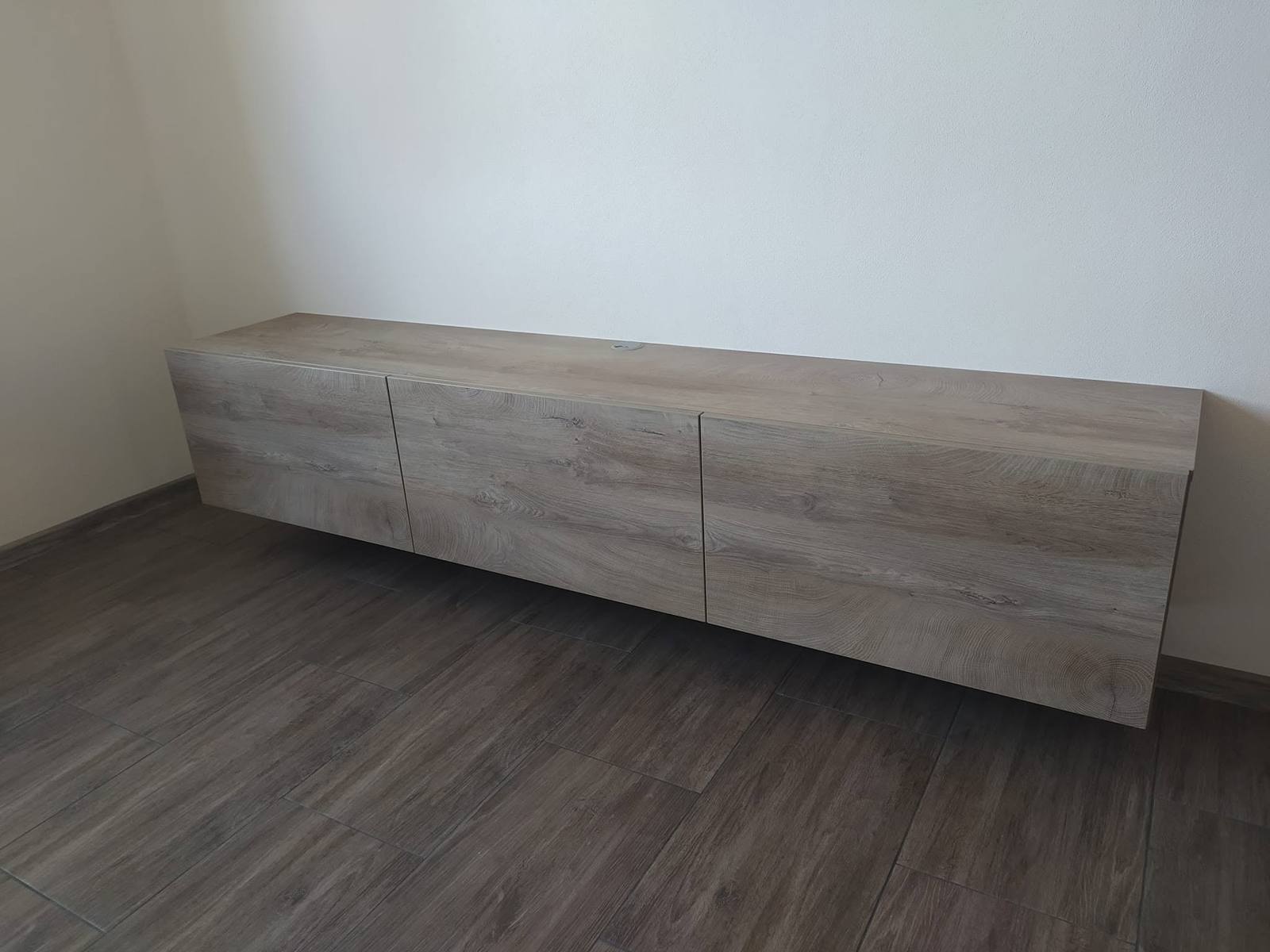 Schwebende Eichenkommode unter dem TV ohne Griffe