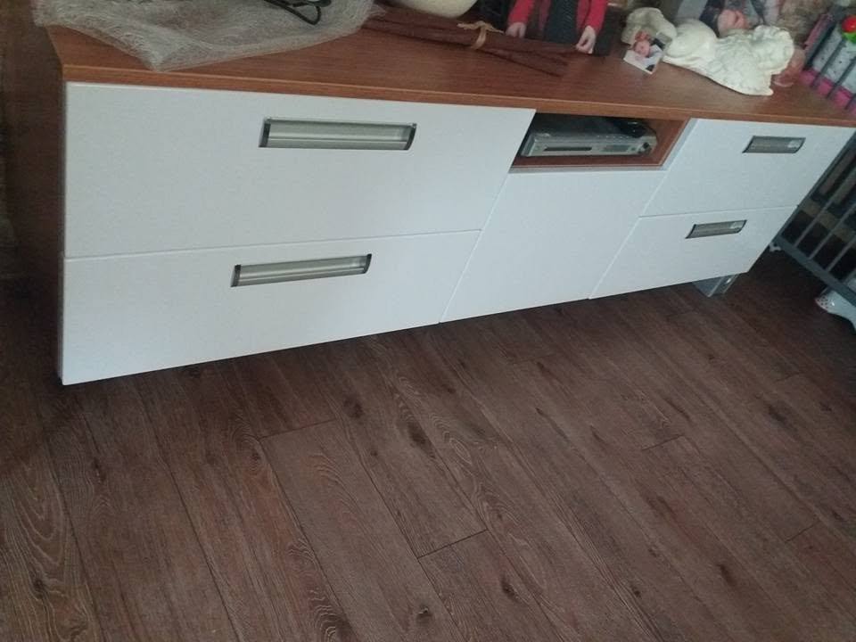Niedrige weiße Kommode mit Eichenplatte und Laden im Wohnzimmer