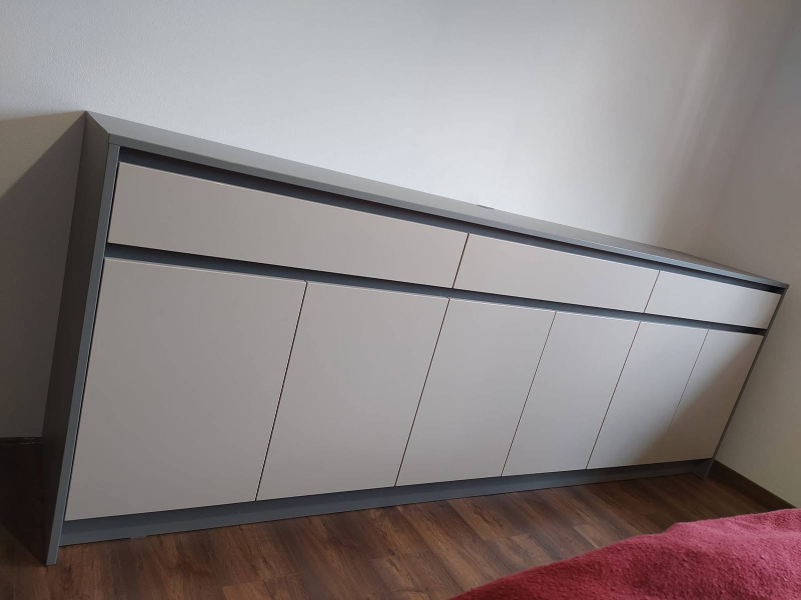 Langes niedriges Sideboard mit Laden und Türen in seitlicher Ansicht