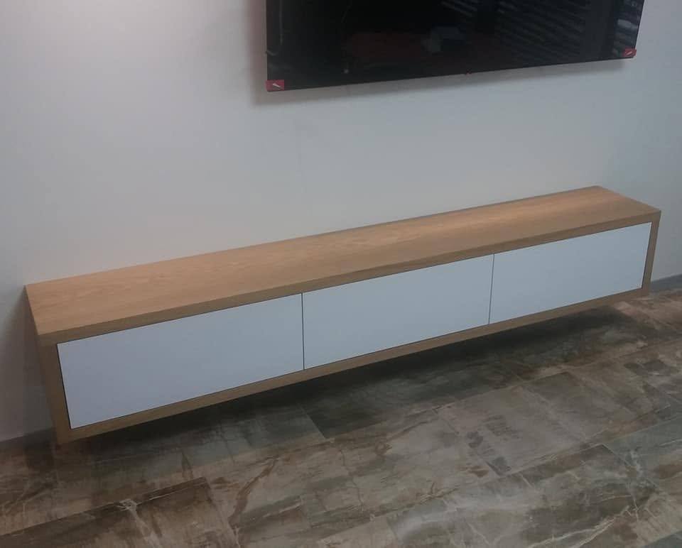 Langer schwebender TV-Schrank mit weißen Fronten und Eichenrahmen