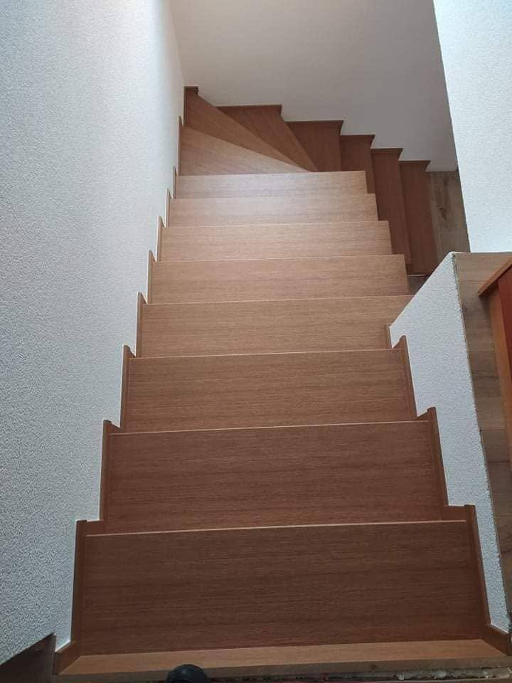Lange gerade Eichenstiege von oben über die gesamte Länge gesehen