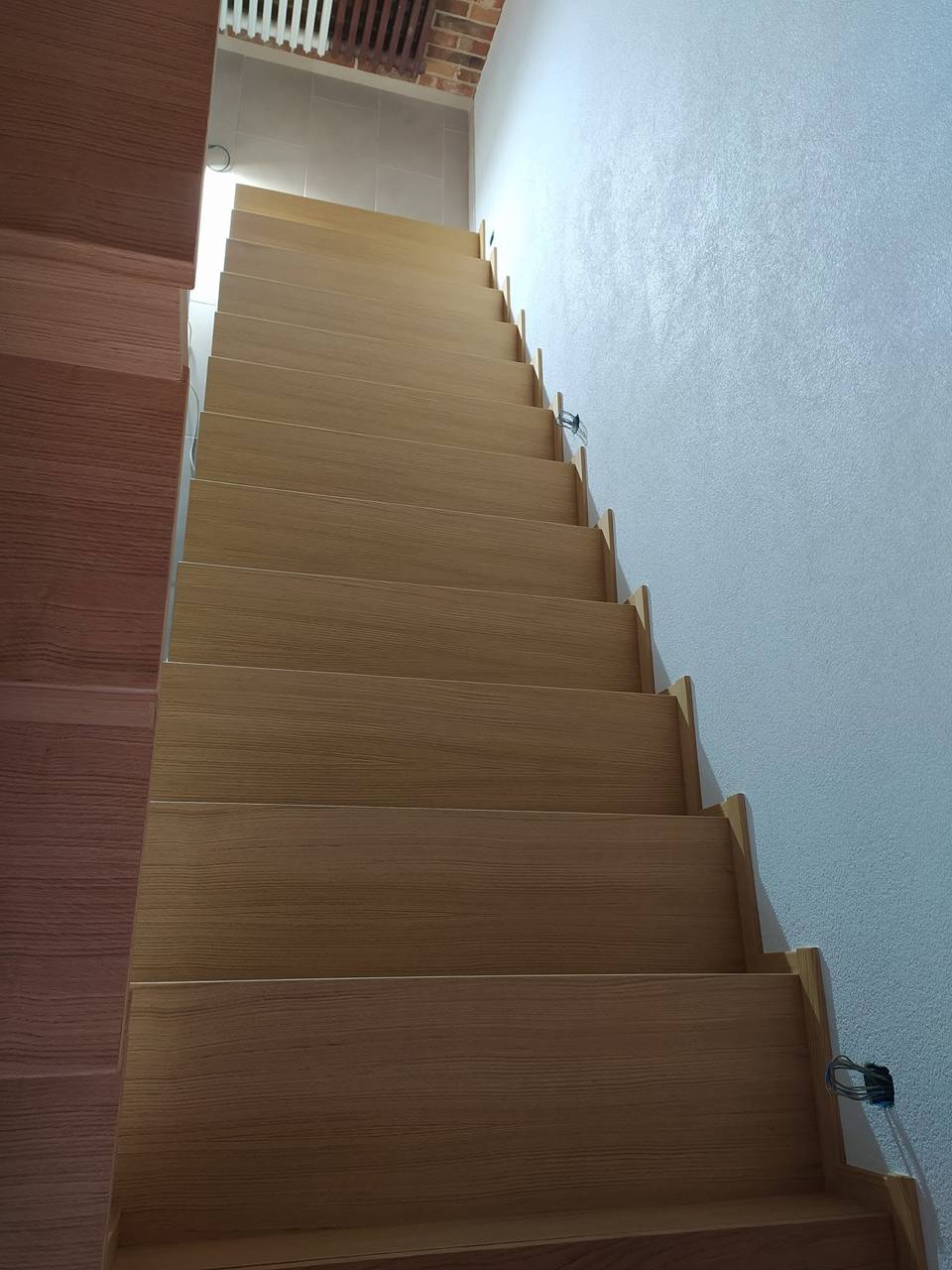 Lange gerade Stiege in Eiche im sehr steilen Blick von unten