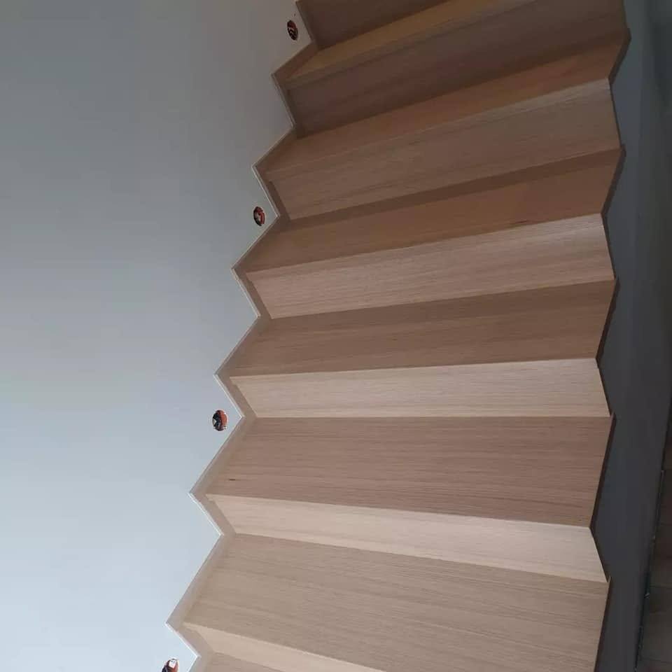 Eichenstiege mit in die Wand eingelassenen Spots