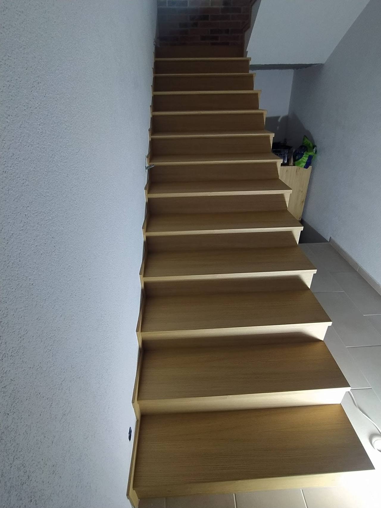 Lange gerade Eichenstiege von unten gesehen