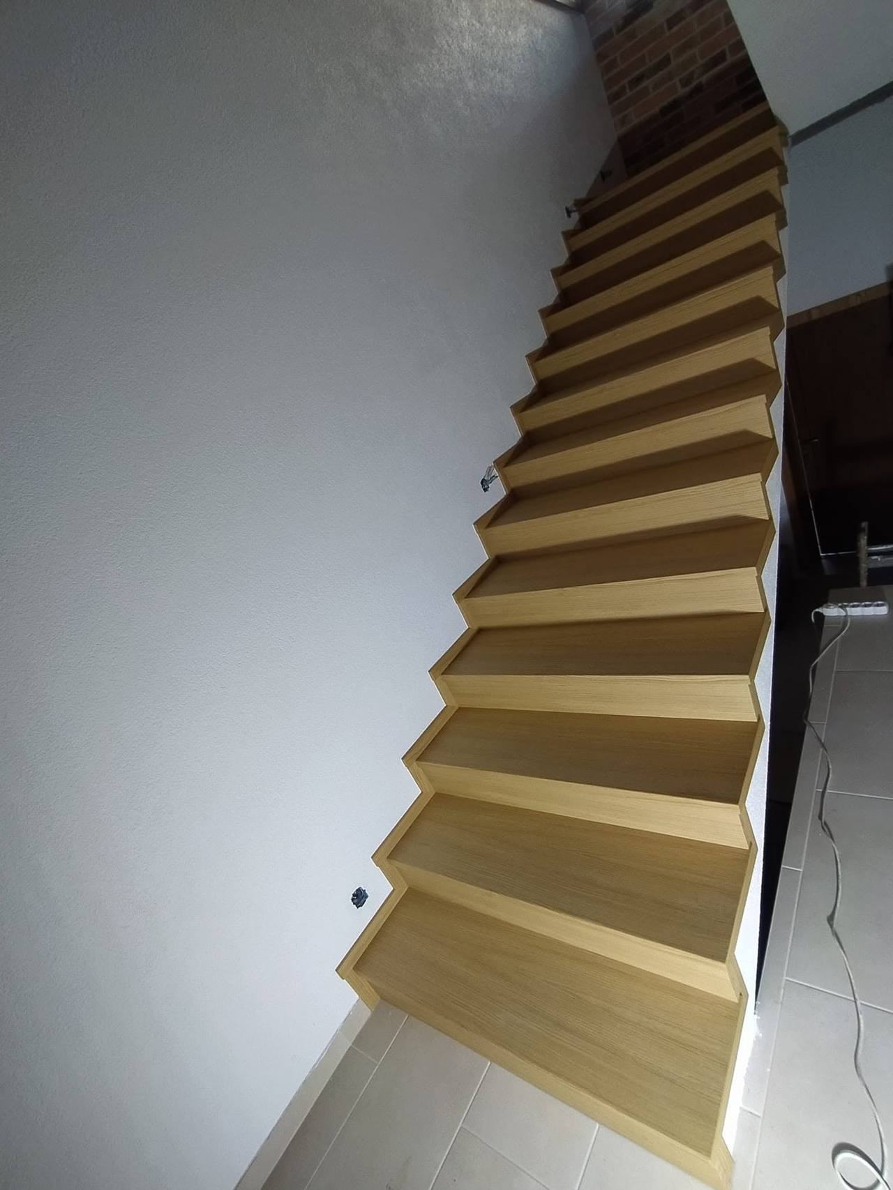 Gerade Stiege in natürlicher Eiche von unten gesehen