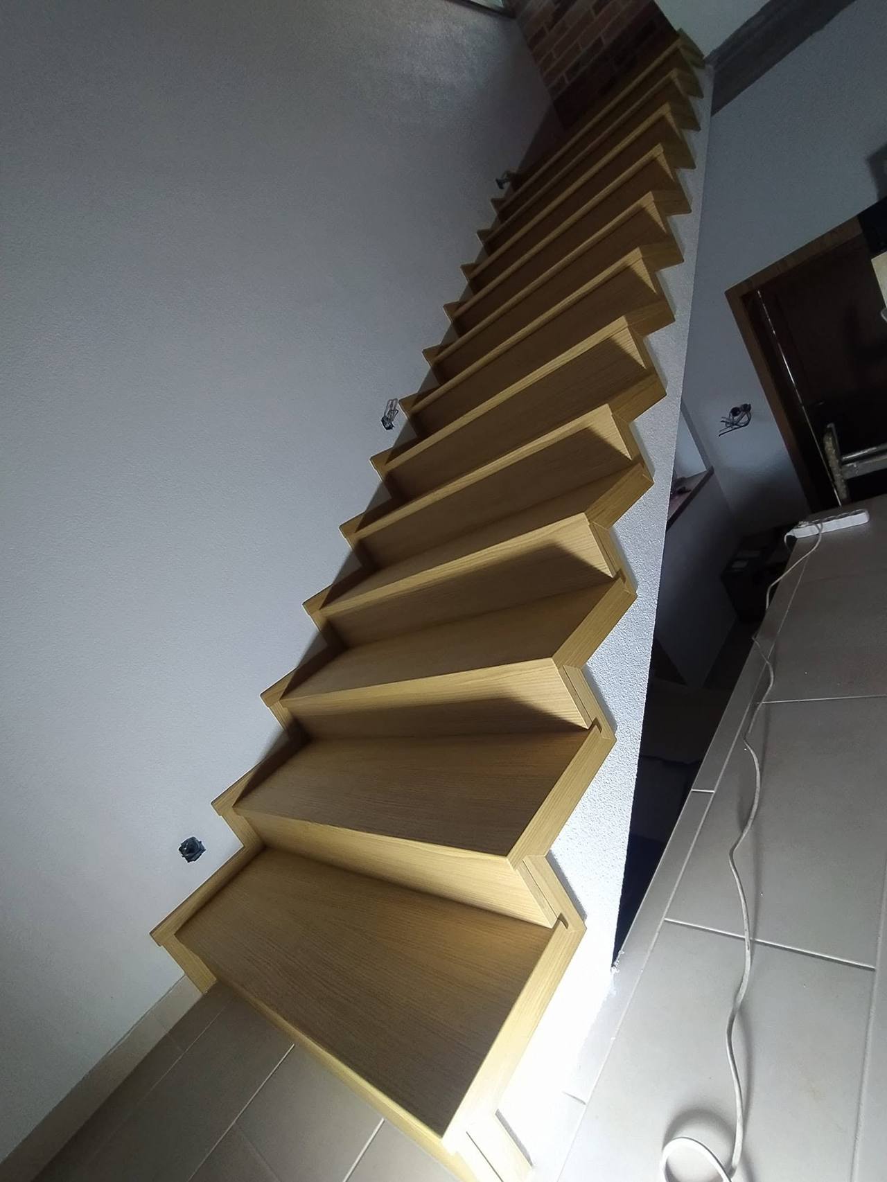 Lange gerade Eichenstiege von unten im Schatten gesehen