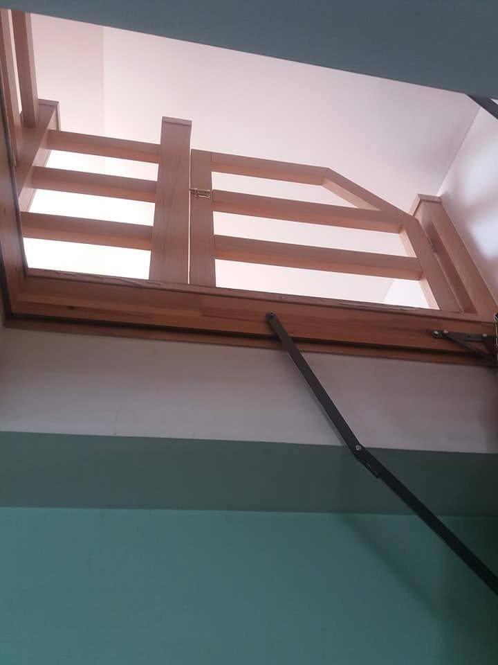 Detail zábradlia s vodorovným rámom nad chránenou podlahou