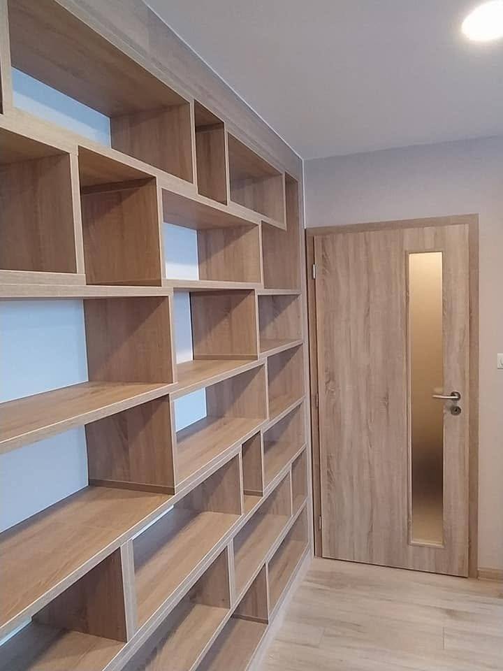Eichenbücherwand über die ganze Wand bei der Zimmertür