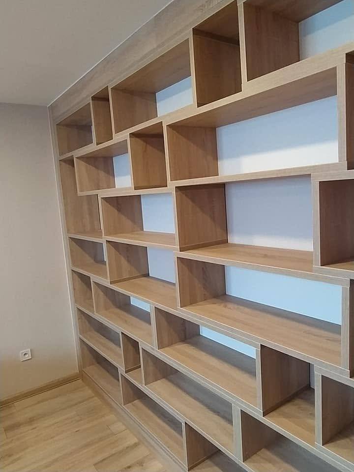 Eichenbücherwand mit weißer Rückwand und versetzten Fächern