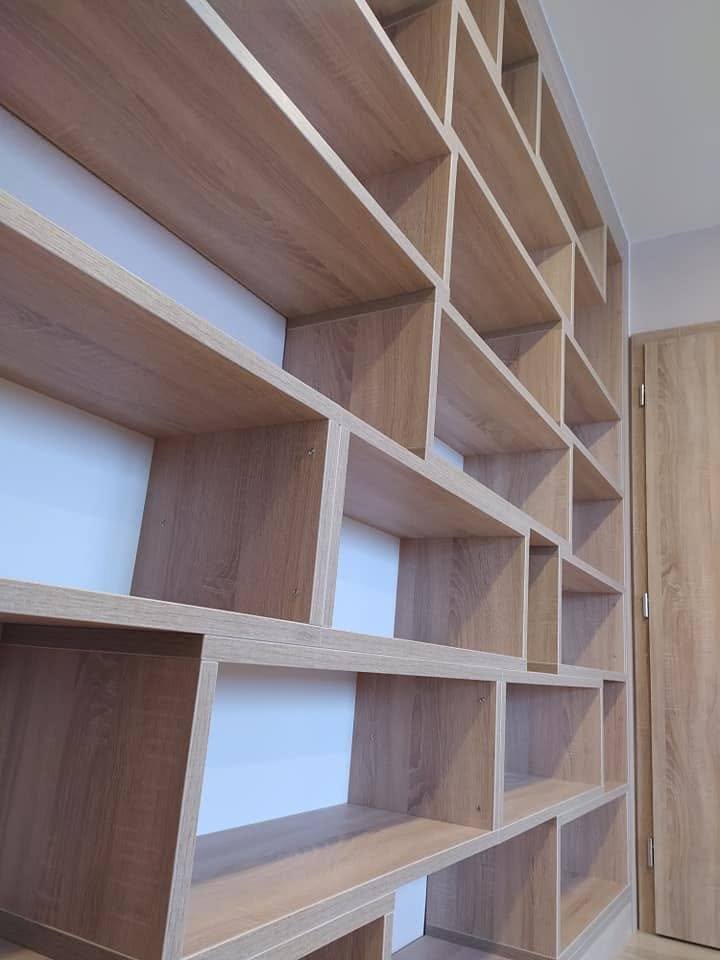 Seitenansicht der Eichenfächer der Bücherwand vor weißem Hintergrund