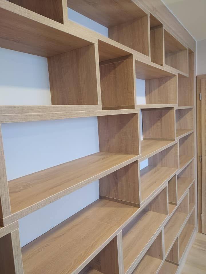 Detail der versetzten Eichenfächer der Bücherwand