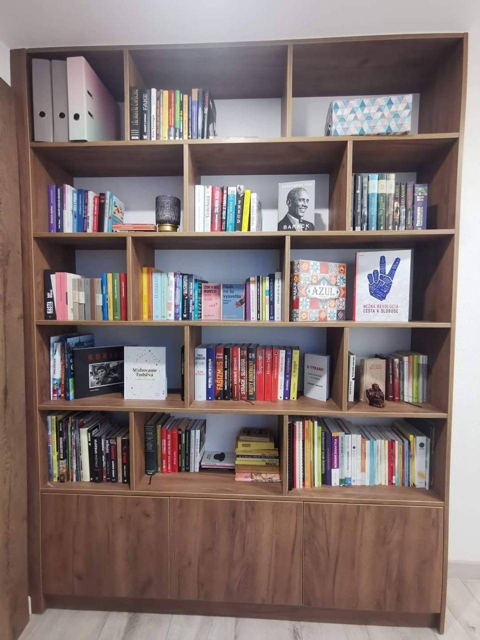 Eichenbücherregal mit offenen Fächern voller Bücher