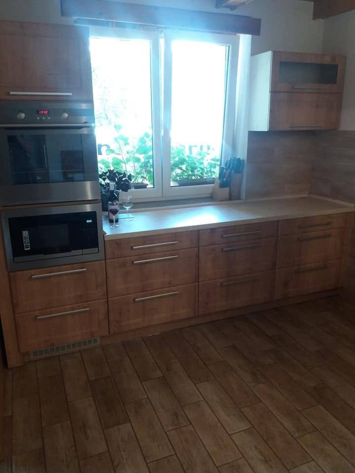 Eichen-Unterkästen mit Laden unter dem Fenster und Einbaugeräte