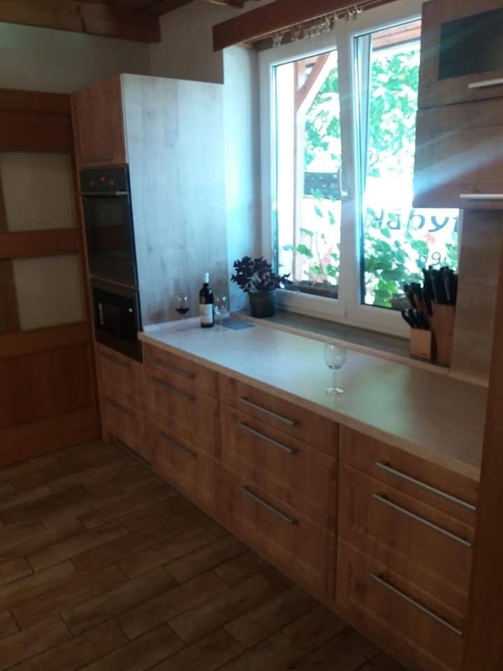 Eichenküche unter dem Fenster mit Laden und Hochkasten
