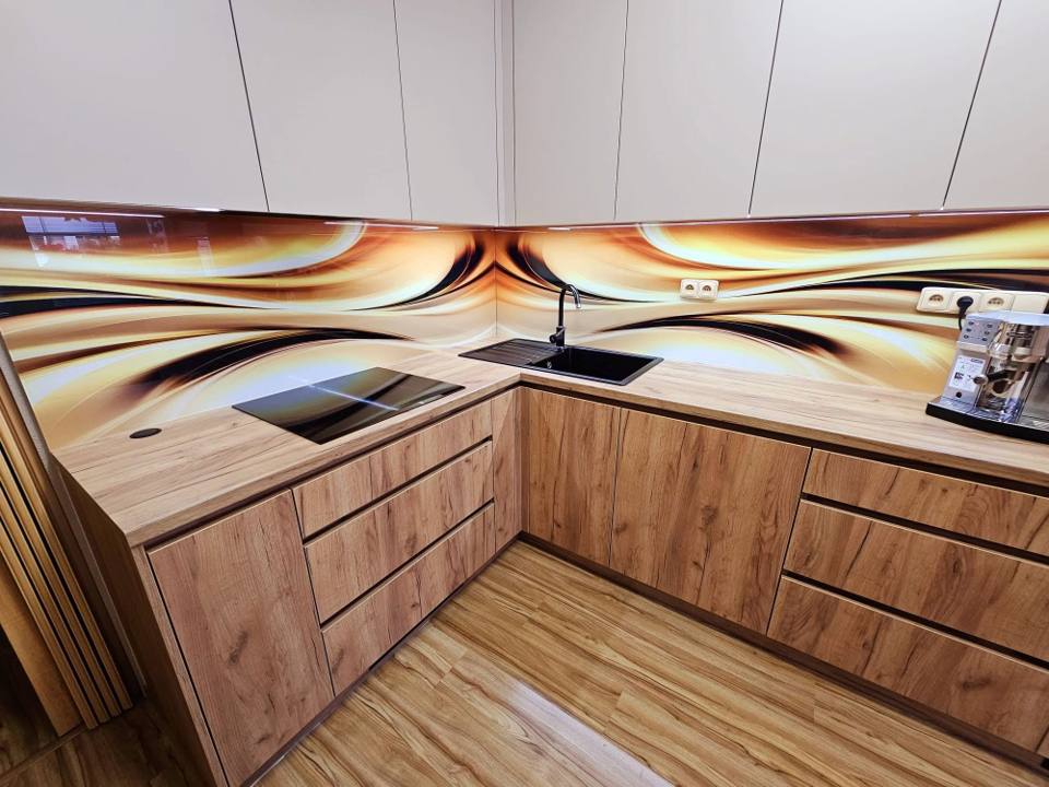 L-Küche mit Eichenladen und Rückwand mit Wellenmotiv