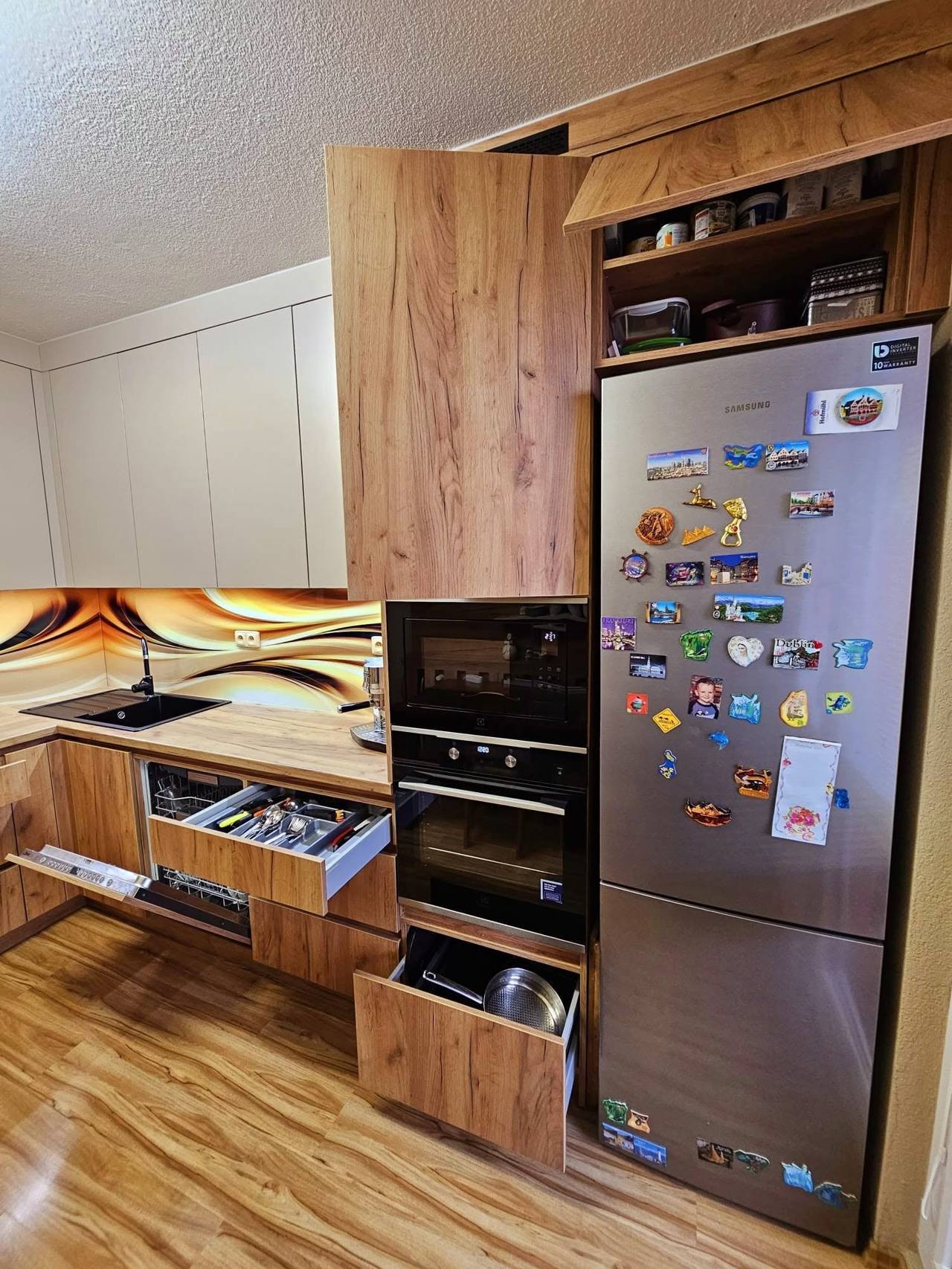 Hochschrank in Eiche mit Einbaugeräten, Laden und Edelstahl-Kühlschrank