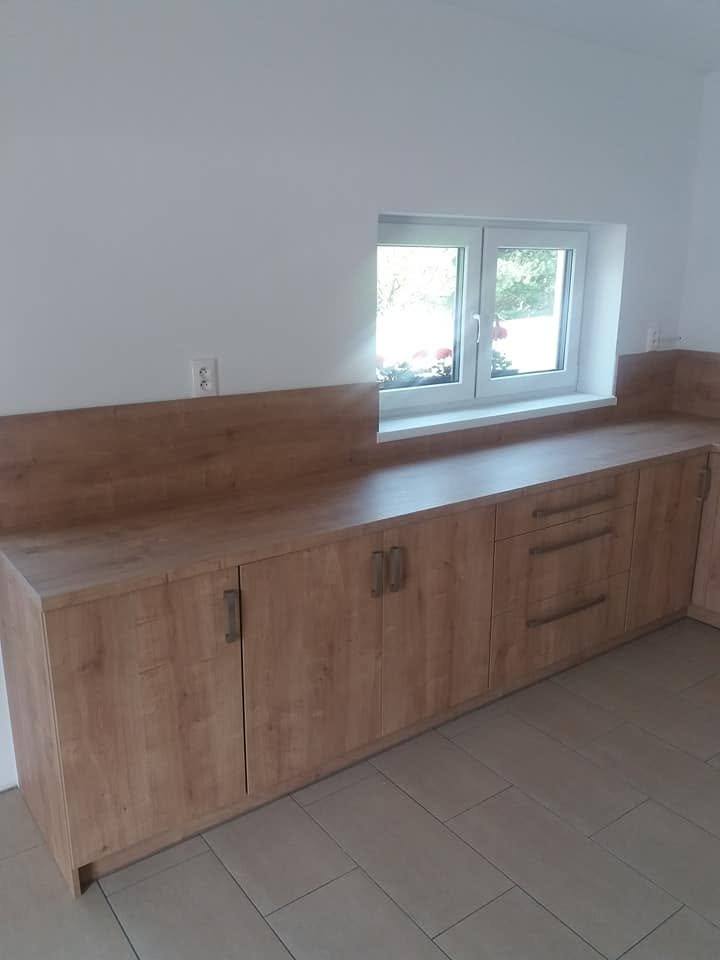 Eichen-Unterkästen mit Laden und niedriger Rückwand unter dem Fenster