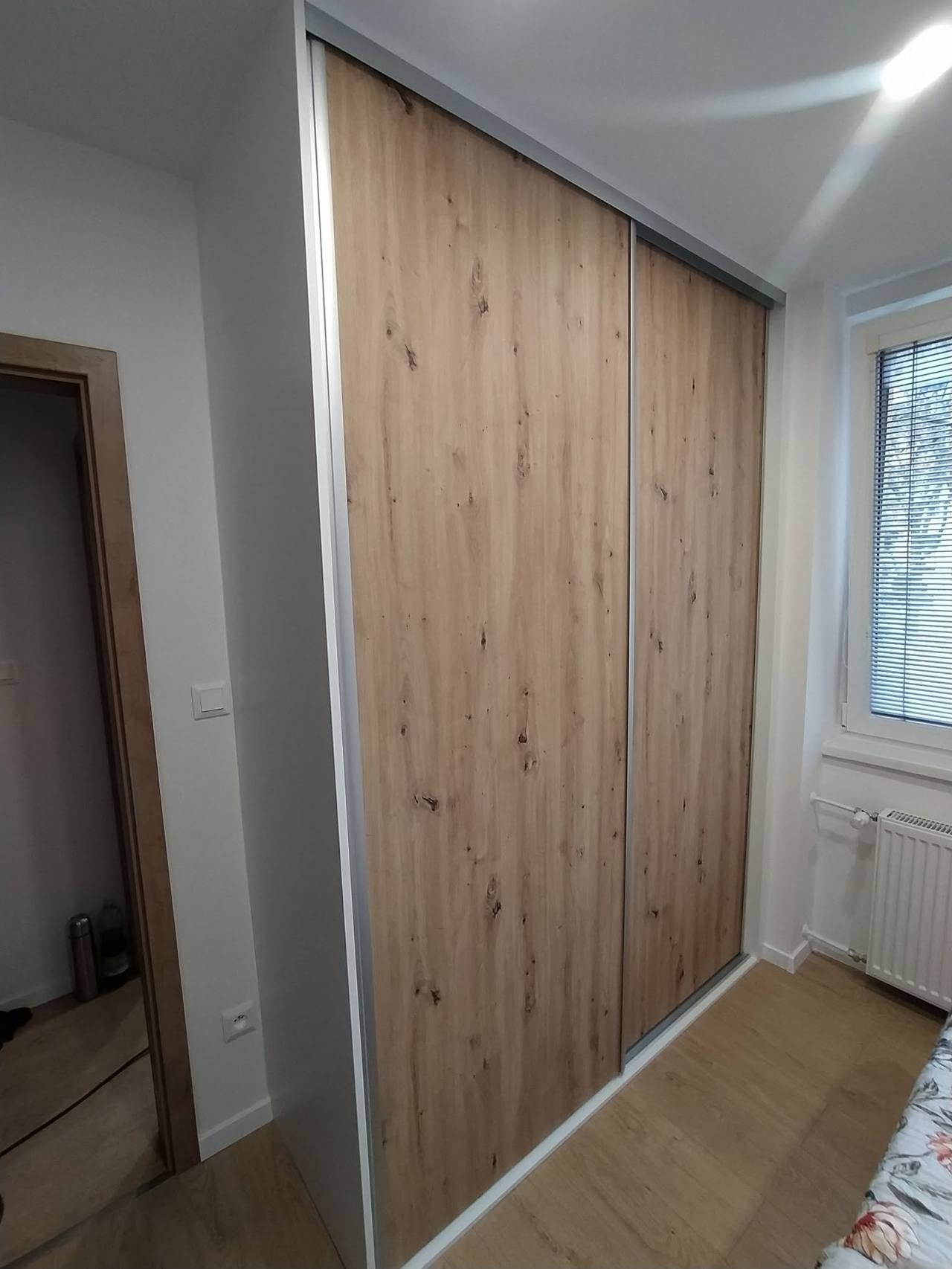 Schiebekasten in Eichendekor zwischen Tür und Fenster eingepasst